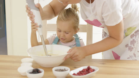 Hübsches-Kleines-Blondes-Mädchen-Lernen-Zu-Backen