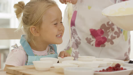 Glückliches-Kleines-Mädchen-Mit-Leeren-Muffinhaltern