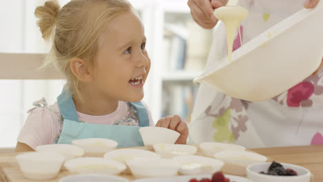 Niña-Feliz-Con-Tenedores-De-Muffins-Vacíos