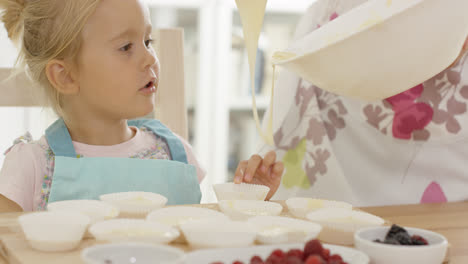 Niña-Feliz-Con-Tenedores-De-Muffins-Vacíos