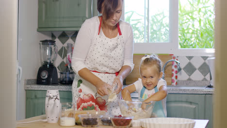 Glückliches-Kleines-Mädchen-Rührt-Den-Teig-Für-Einen-Kuchen