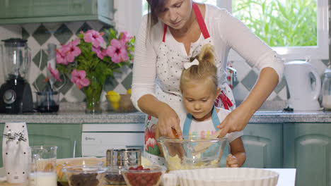 Niña-Bonita-Ayudando-En-La-Cocina