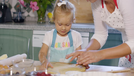 Mutter-Und-Tochter-Arbeiten-Gemeinsam-In-Einer-Küche