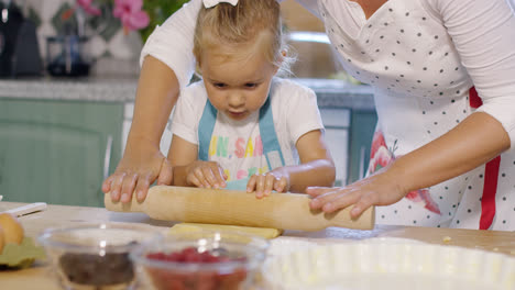 Mutter-Rollt-Mit-Einem-Kleinen-Helfer-Gebäck-Aus