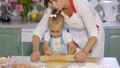 Mutter-Rollt-Mit-Einem-Kleinen-Helfer-Gebäck-Aus