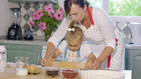 Madre-Desplegando-Pasteles-Con-Un-Pequeño-Ayudante