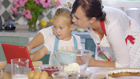 Madre-E-Hija-Revisando-Una-Receta-Para-Hornear