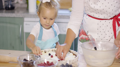 Kleines-Mädchen-Schaut-Gespannt-Beim-Backen-Zu