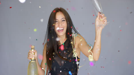 Mujer-Vivaz-Y-Risueña-Celebrando-El-Año-Nuevo