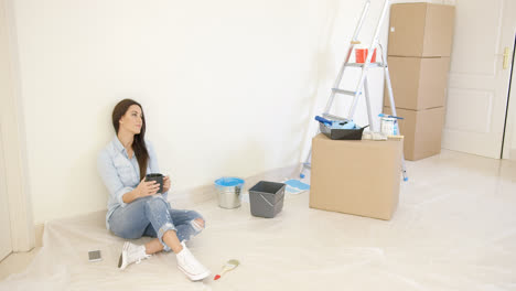 Mujer-Joven-Cansada-Relajándose-Durante-Las-Renovaciones.