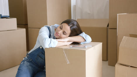 Mujer-Joven-Tomando-Una-Siesta-En-Un-Cartón-Marrón