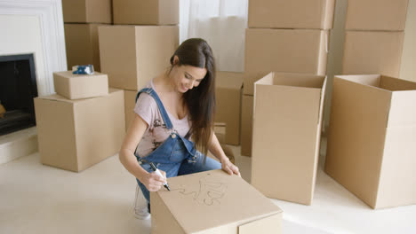 Pretty-woman-packing-up-her-personal-belongings