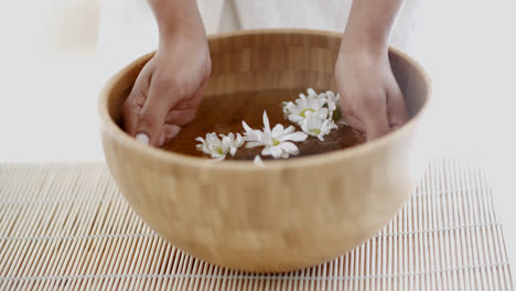 Manos-Femeninas-Con-Un-Tazón-De-Agua-Aromática