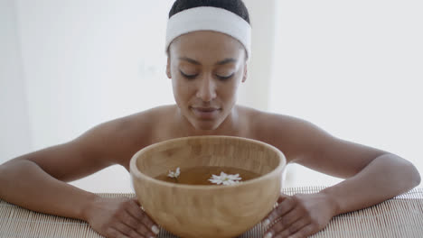 Mujer-Joven-Recibiendo-Tratamiento-En-El-Spa