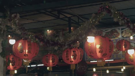 decoration-with-lanterns-and-fairy-lights-in-cafe-at-night