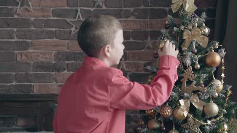 Kleiner-Junge-Berührt-Goldene-Kugeln-Am-Geschmückten-Weihnachtsbaum