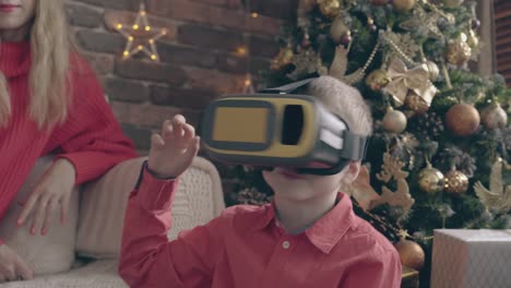 Kleiner-Junge-Hat-Virtual-Reality-Brille.-Frau-Schaut-Sohn-An