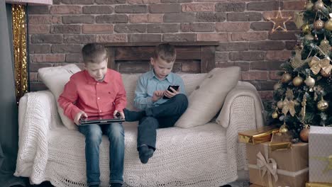 Kind-Im-Roten-Hemd-Drückt-Gedanken-über-Spiele-Auf-Dem-Tablet-Aus