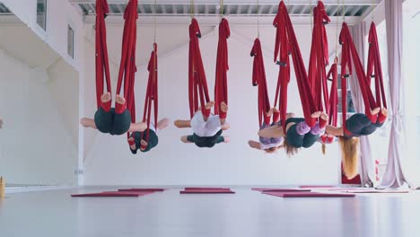 Schlanke-Frauengruppe-Entspannt-Sich-Nach-Moderner-Fly-Yoga-Übung