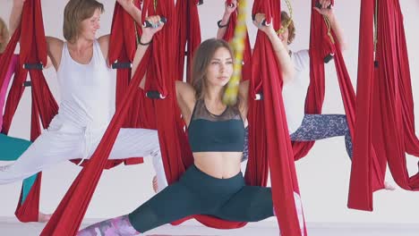 Konzentrierte-Und-Glückliche-Frauen-Stehen-In-Yoga-Krieger-Pose