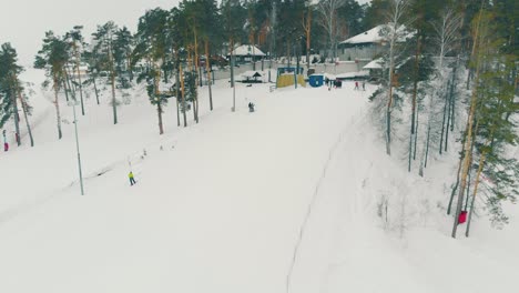 Menschen-In-Skianzügen-Steigen-Mit-Dem-Seillift-Zur-Liftstation-Hinauf
