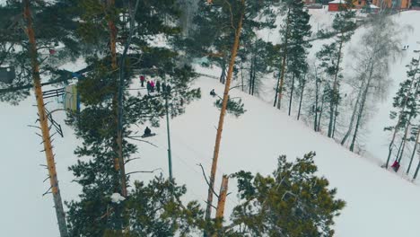 Skifahrer-Und-Snowboarder-Haben-Spaß-Auf-Der-Verschneiten-Piste-Des-Resorts