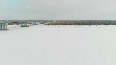 Grenzenlose-Weiße-Gefrorene-Flussoberfläche-Mit-Schnee-Bedeckt