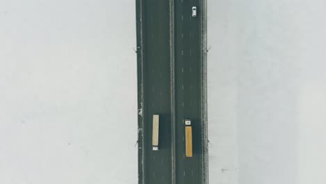 Riesige-Lastwagen-Und-Kleinwagen-Fahren-über-Die-Breite-Autobahnbrücke