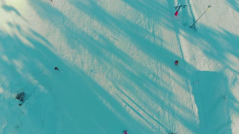 Verschneite-Piste-Mit-Skifahrern-Im-Luftbild-Des-Winterresorts