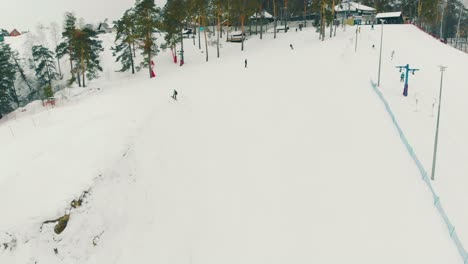 Ski--Und-Snowboardstrecke-Mit-Schlepplift-Auf-Dem-Oberen-Hügel
