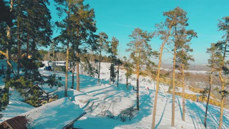 Mit-Schnee-Bedeckter-Pavillon-Gegen-Menschen-Im-Bergresort