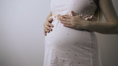 La-Mujer-Embarazada-Toca-El-Vientre-Esperando-El-Primer-Plano-Del-Bebé.
