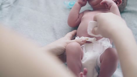 Säugling-Liegt-Auf-Dem-Bett-Und-Mutter-übt-Nabelschnurpflege