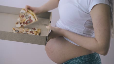 Schwangere-Nimmt-Ein-Stück-Leckere-Pizza-Aus-Der-Schachtel,-Nahaufnahme