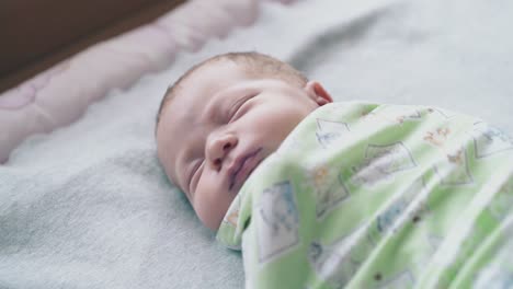 Süßes-Neugeborenes-Mit-Geschlossenen-Augen-Schläft-Und-Bewegt-Hände