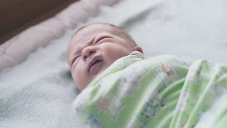 Neugeborenes-Liegt-Mit-Geschlossenen-Augen,-In-Musselin-Gewickelt
