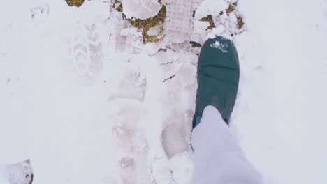 Männerfüße-In-Dunklen-Stiefeln-Laufen-über-Sauberen-Weißen-Schnee-Und-Glatt