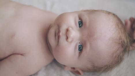 Säuglingssohn-Mit-Großen-Blauen-Augen-Und-Blondem-Haar-Blickt-In-Die-Kamera
