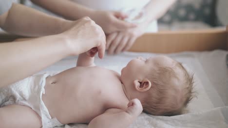 Professionelle-Krankenschwesterhände-üben-Die-Hypertonusmassage-Bei-Säuglingen