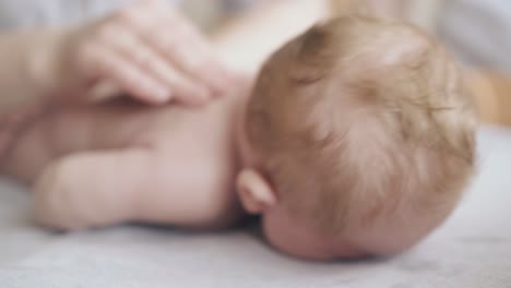 Ein-Erfahrener-Kinderarzt-Führt-Eine-Hypertonische-Säuglingsmassage-Durch