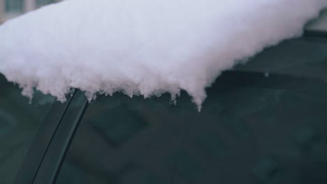 Modernes-Auto-Nach-Schneefall-Mit-Dicker-Schneeschicht-Bedeckt