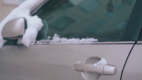 Schnee-Liegt-Auf-Auto-Mit-Eingeklapptem-Rückspiegel-Und-Vordertür