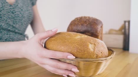 Bewegung-Um-Selbstgebackenes-Brot-Und-Junge-Frau-In-Der-Küche