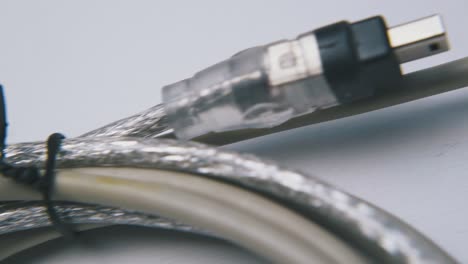 Kabel-Mit-Steckern-Zum-Schalten-Von-Geräten-Auf-Weißem-Hintergrund