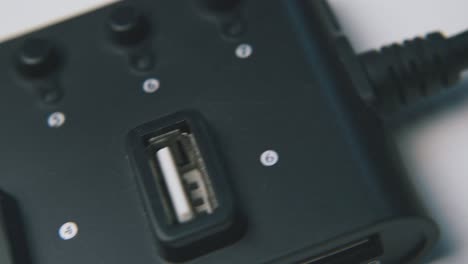 Bewegung-über-USB-Hub-Im-Schwarzen-Gehäuse-Auf-Weißem-Hintergrund