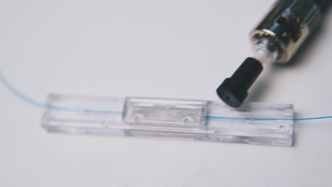 Neuer-Dünner-Glasfaser-Verbindungsdraht-Auf-Weißem-Hintergrund
