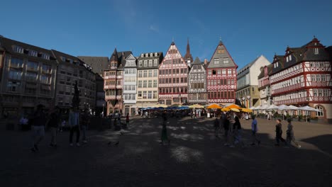 Edificios-De-Arquitectura-Histórica-En-La-Plaza-De-La-Ciudad-Vieja-De-Romerberg-En-Frankfurt,-Alemania