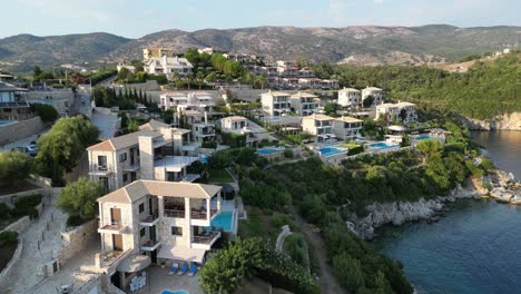 Ferienresorthotel-Mit-Swimmingpool-Apartments-In-Syvota,-Epirus,-Griechenland---Luftaufnahme