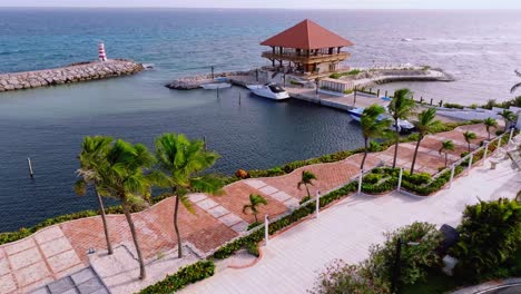 Luftaufnahme-Der-Promenade-Im-Hilton-Garden-Inn-La-Romana,-Dominikanische-Republik---Drohnenaufnahme