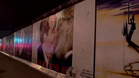 Gründungsseitenaufnahme-Eines-Graffiti-Gemäldes-Mit-Brüderlichem-Kuss-In-Der-Berliner-Mauer,-Nacht